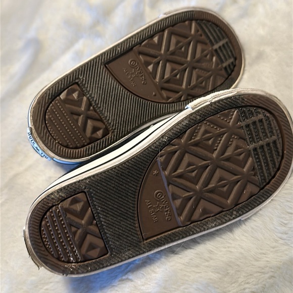 Boys size 7 converse worn once! - Picture 4 of 7